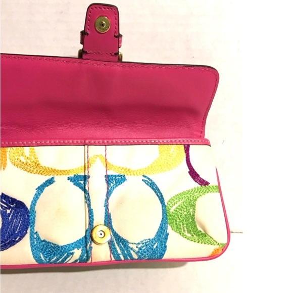 Coach vintage CC signature print canvas wristlet with gold tone hardware - Picture 5 of 5